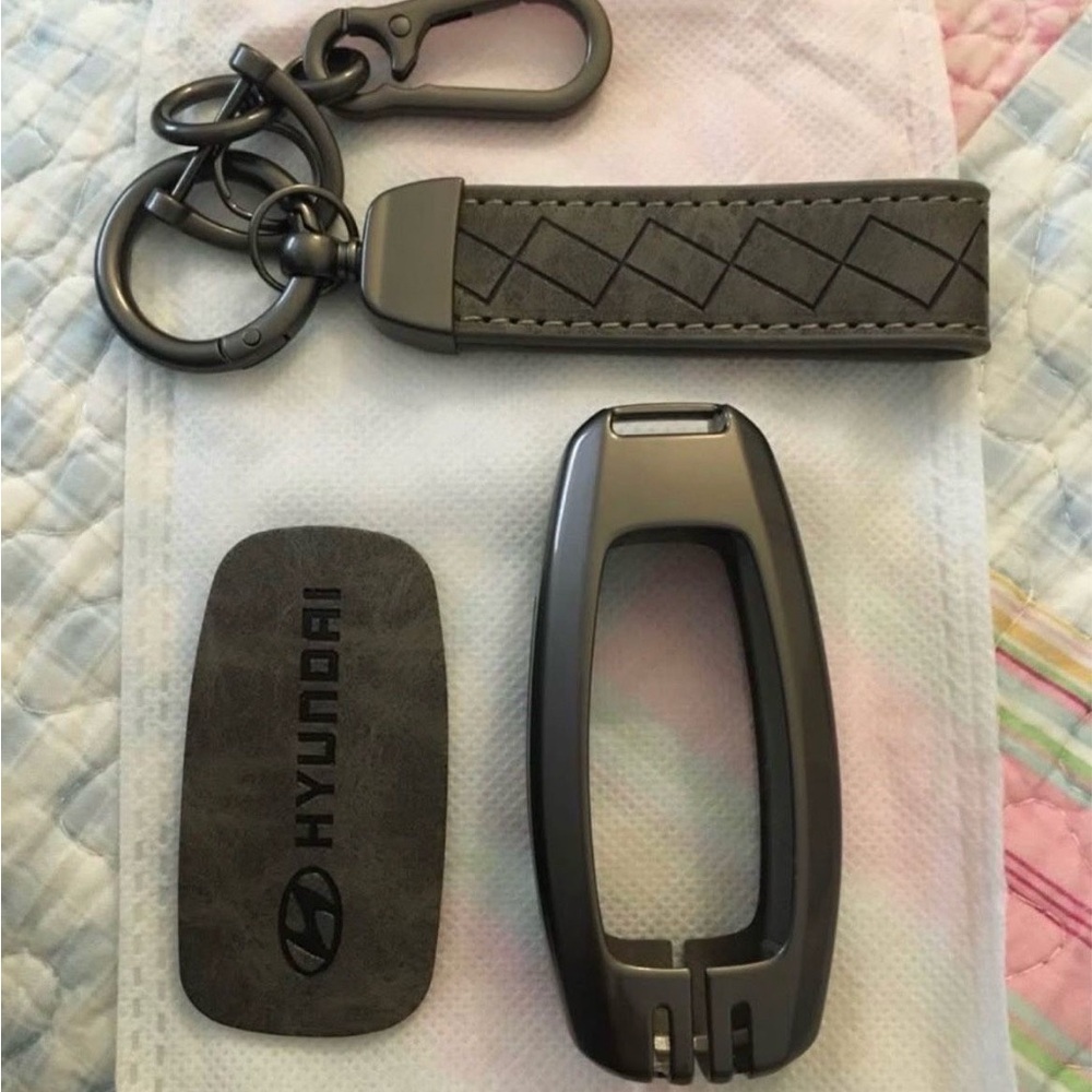 Hyundai Zinc Alloy Key Fob Cover and Keychain Set